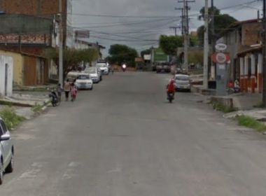 Policial militar fica nu na rua e efetua disparos em Feira de Santana