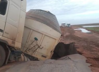 LEM: Caminhão carregado de adubo cai em cratera perto do Anel da Soja 