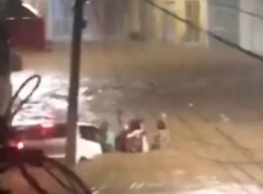 Mundo Novo: Enxurrada engole veículo durante chuva; 11 cidades já estão em emergência