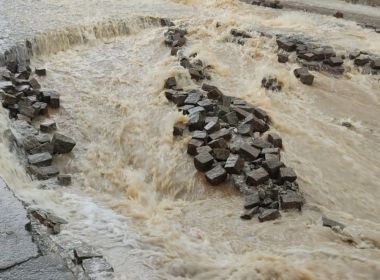 Jaguaquara: Água da chuva alaga ruas e invade casas e lojas do comércio