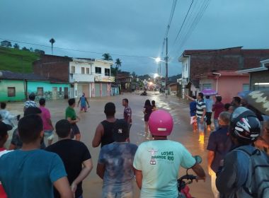 Apuarema: Barragem 'sangra' após chuvas, alaga ruas e deixa famílias desalojadas 