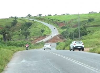 Motorista morre após carro sair da pista e cair em rio entre Prado e Itamaraju