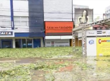 Itabuna: Rio Cachoeira sobe 9 metros e inunda casas, lojas e bancos do centro da cidade