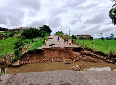 Itapitanga fica isolada após chuvas e se junta a cidades vizinhas para criar acesso