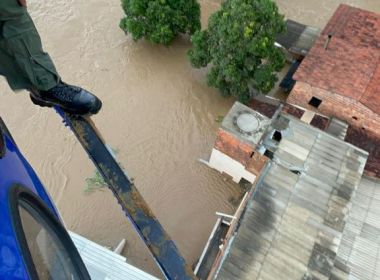 Ubaíra: Aeronaves resgatam 16 pessoas após inundações devido à cheia em rio 