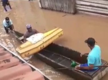 Wenceslau Guimarães: Caixão é levado a barco após ruas ficarem inundadas