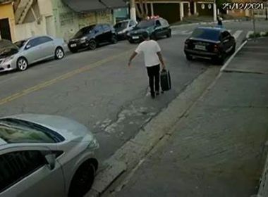 Homem esquarteja esposa, coloca corpo na mala e se entrega à polícia 