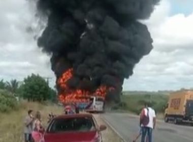Retirolândia: Acidente entre dois ônibus deixa veículo incendiado na BA-120