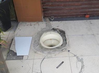 Feira: Vaso sanitário em passeio de rua gera reclamações