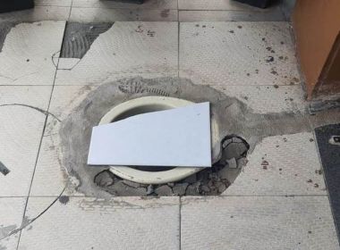 Feira: Dono de bar desfaz vaso sanitário aberto em chão de passeio