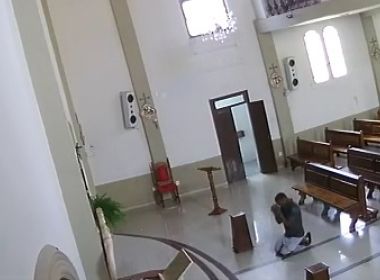 #Bahia: Homem entra em igreja, reza e furta urna de ofertório