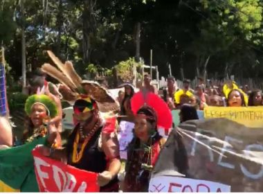 Vídeo: Grupo de indígenas protesta contra Bolsonaro em Porto Seguro 