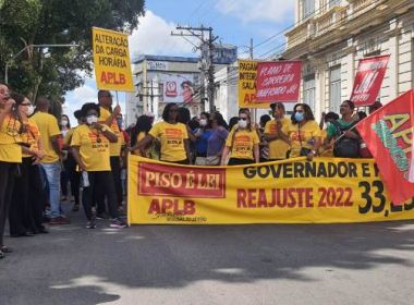 Feira de Santana: Professores fazem manifestação contra parcelamento de salários