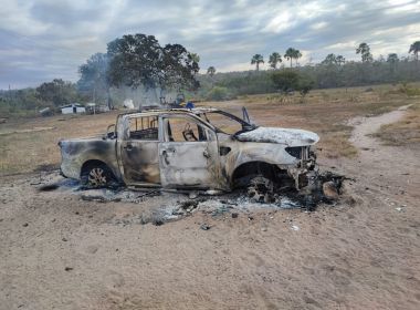 Formosa do Rio Preto: Grupo invade fazenda e toca fogo em carro, tratores e casa