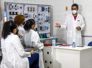 Alunos de engenharia de produção da Unirb realizam aula prática no laboratório