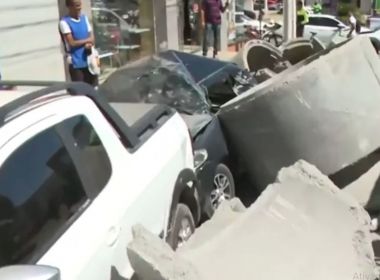 Barreiras: Carga de manilhas de concreto despenca de caminhão e atinge veículos