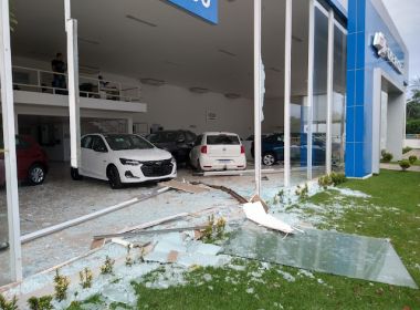 Jacobina: Veículo desgovernado invade loja, quebra vidraça e atinge carros à venda 