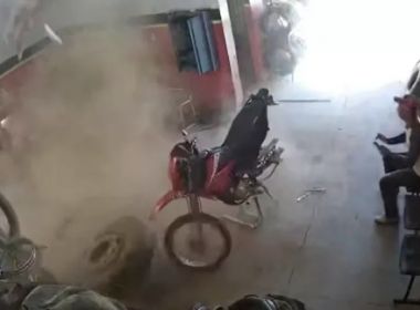 Tabocas do Brejo Velho: Homem desmaia após explosão de pneu em borracharia 