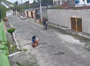 VÍDEO: Mulher é agredida com socos e chutes durante assalto em Lauro de Freitas