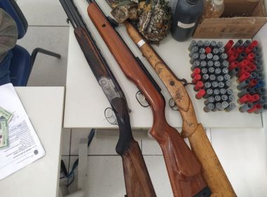 Lamarão: Dupla é flagrada com 21 pássaros silvestres, além de armas e munição