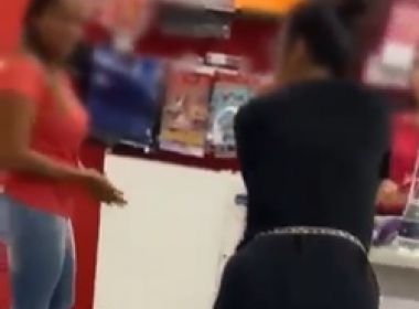Tucano: Mulher é flagrada em ofensas racistas contra atendente de loja; veja vídeo