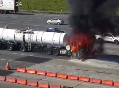 Amélia Rodrigues: Caminhão pega fogo em trecho da BR-324 e causa engarrafamento