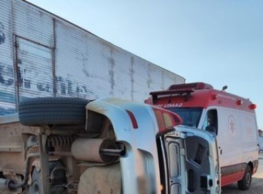 LEM: Três ficam feridos após carro colidir em barranco e capotar em zona urbana