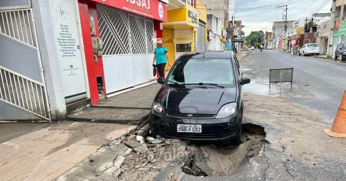 SAJ: Carro cai em cratera após asfalto ceder no centro de cidade ...