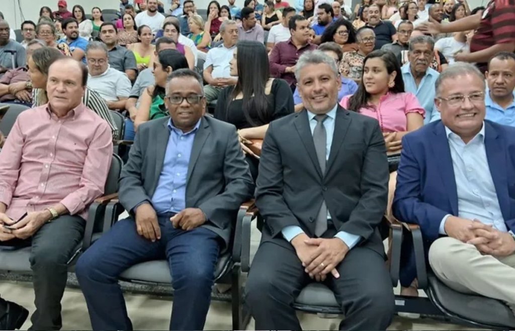 nal%20azevedo Arnaldo Pereira é empossado como prefeito de Guanambi após renúncia de Nilo Coelho