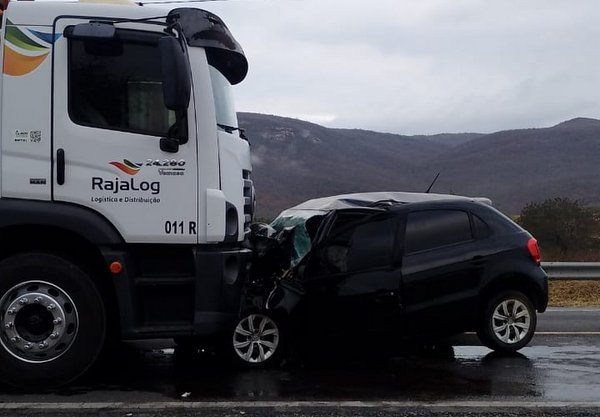 Capitão da PM morre em batida entre carro e carreta no Sudoeste baiano 1 capit%C3%A3o%20da%20pm%20colis%C3%A3o