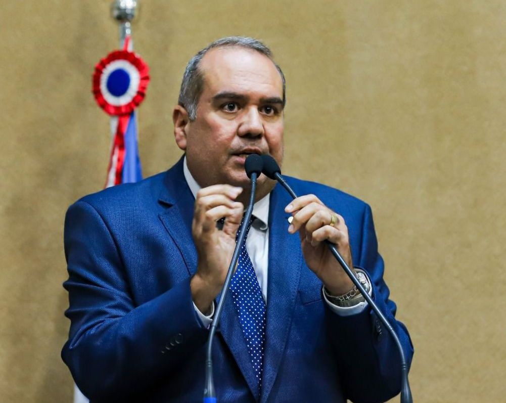 “Se mudar nome melhorasse a educação, trocasse de todas”, diz Sandro Régis sobre colégio em Guanambi