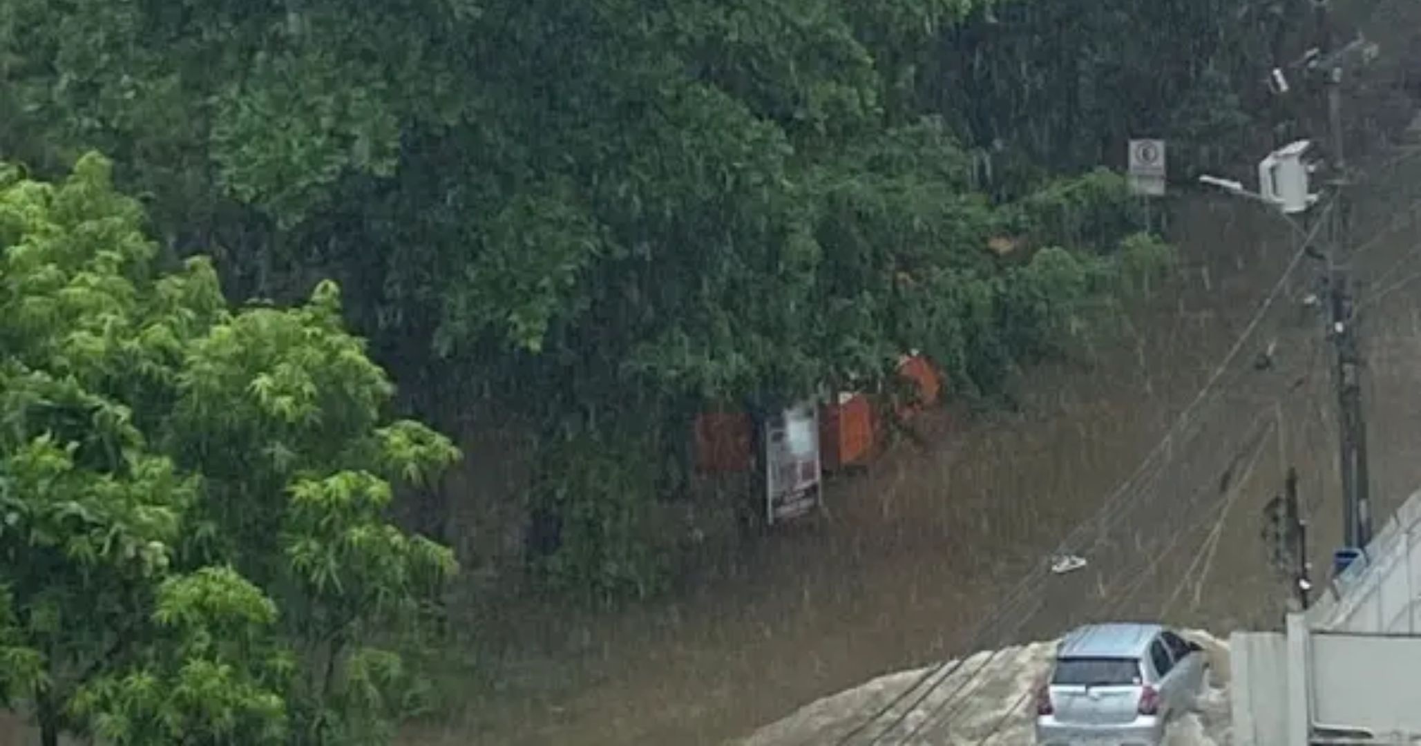 Inmet emite alertas de tempestade com possíveis deslizamentos de terra e chuva de granizo pela Bahia