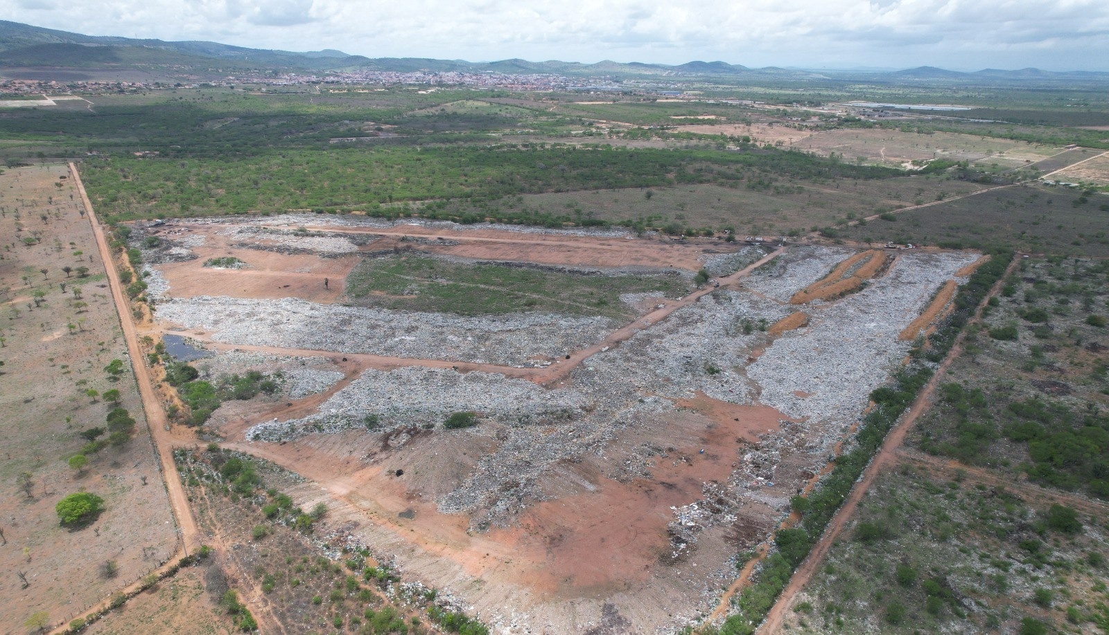 Imagem de idoso em lixão de Ipirá expõe descaso ambiental na Bahia; quase 70% de cidades convivem com descarte irregular