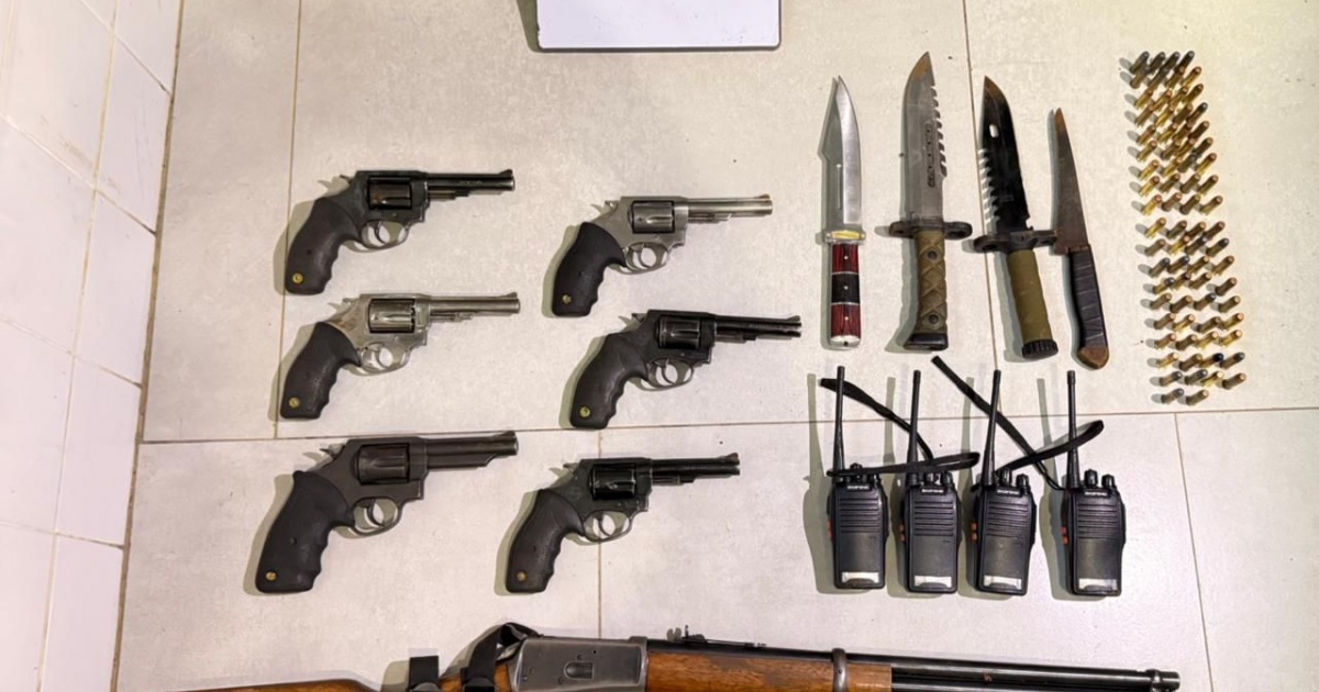 PM detém 11 homens e apreende armas após denúncia em Formosa do Rio Preto