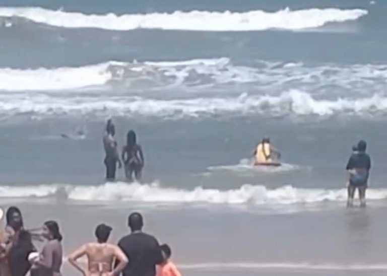 VÍDEO: Banhista é resgatado após se afogar na Praia do Soro Caseiro, em Ilhéus