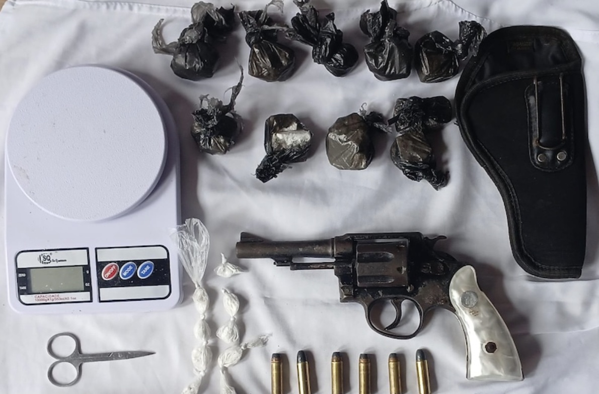 Polícia Militar apreende arma municiada e drogas em abordagem por denúncia anônima em Dário Meira