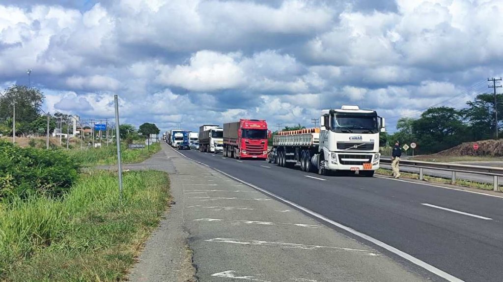 Protesto na BR 116 Sul apos atropelamento Foto Ed Santos Acorda Cidade 25 180226