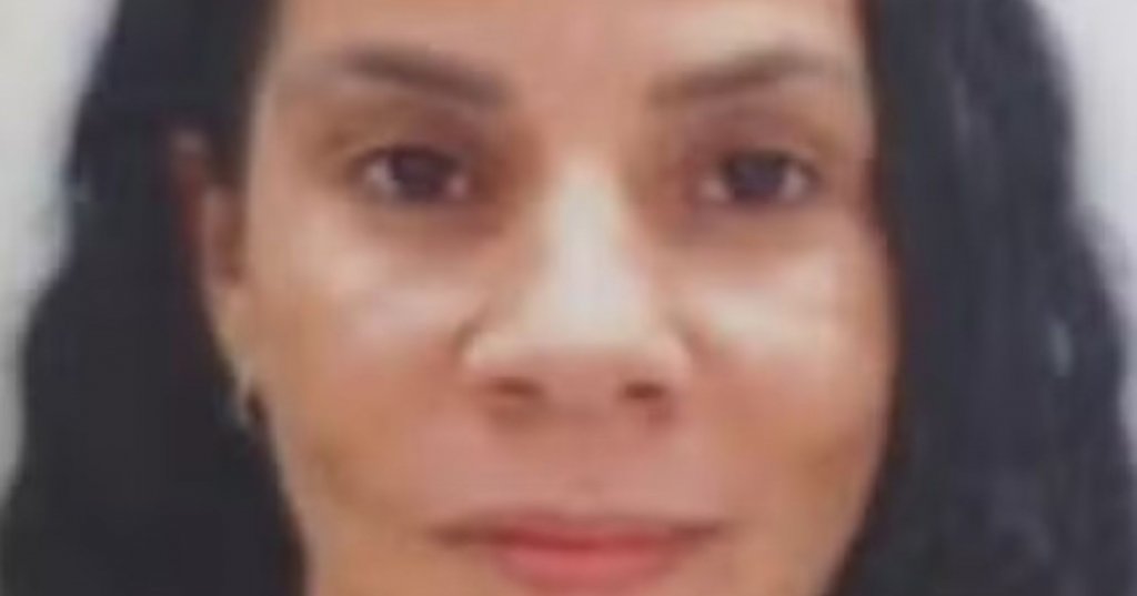 Mulher morta com ferimentos provocados por martelo