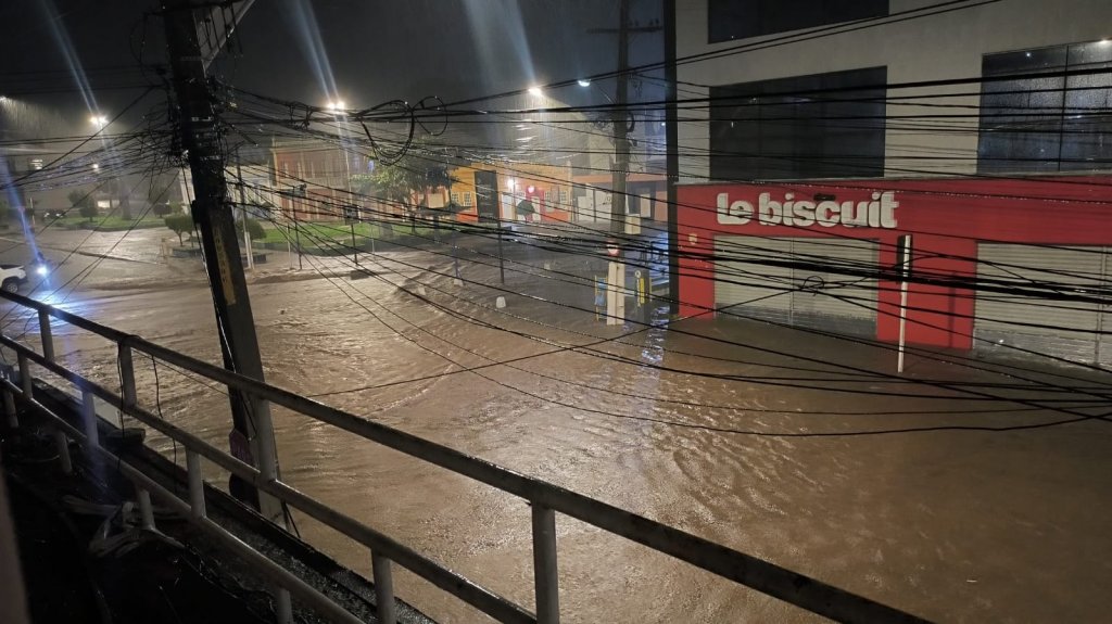 Rio do Ouro transbordando em Jacobina