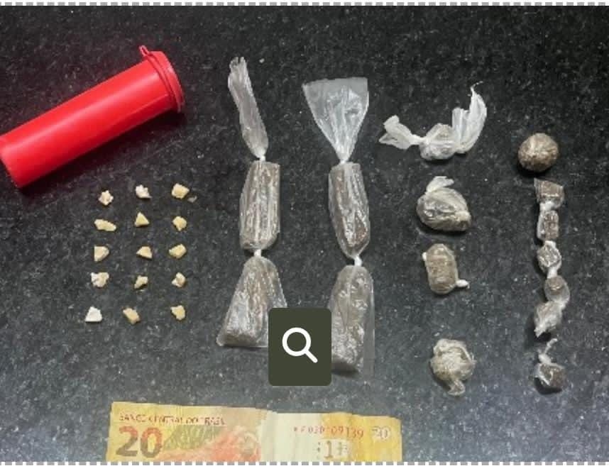 PM apreende drogas e conduz suspeito no Extremo Sul da Bahia