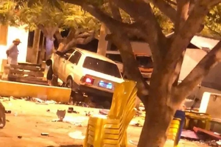 Júri em Brumado condena a 43 anos de prisão motorista que invadiu quiosque e matou vítima 6 Carro invade bar em Brumado