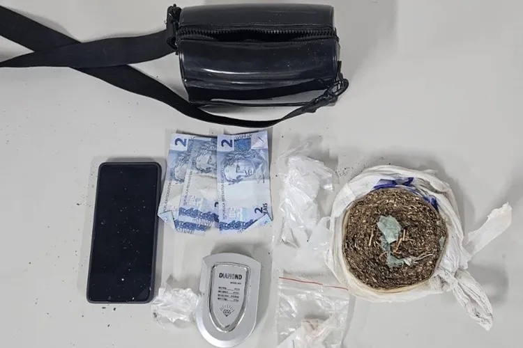 Mulher é presa por tráfico de drogas após perseguição policial em Igaporã