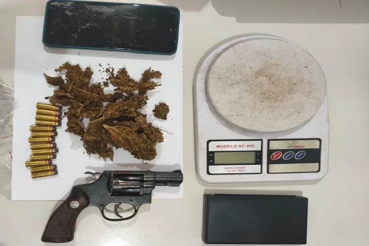 Operação conjunta cumpre mandados e apreende arma e drogas na Chapada Diamantina