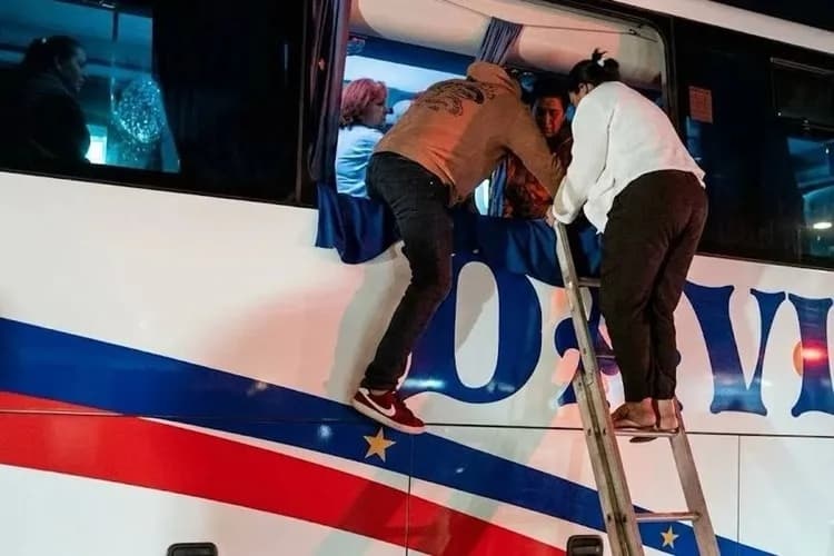 Acidente entre ônibus e caminhão bitrem deixa um morto em Brumado