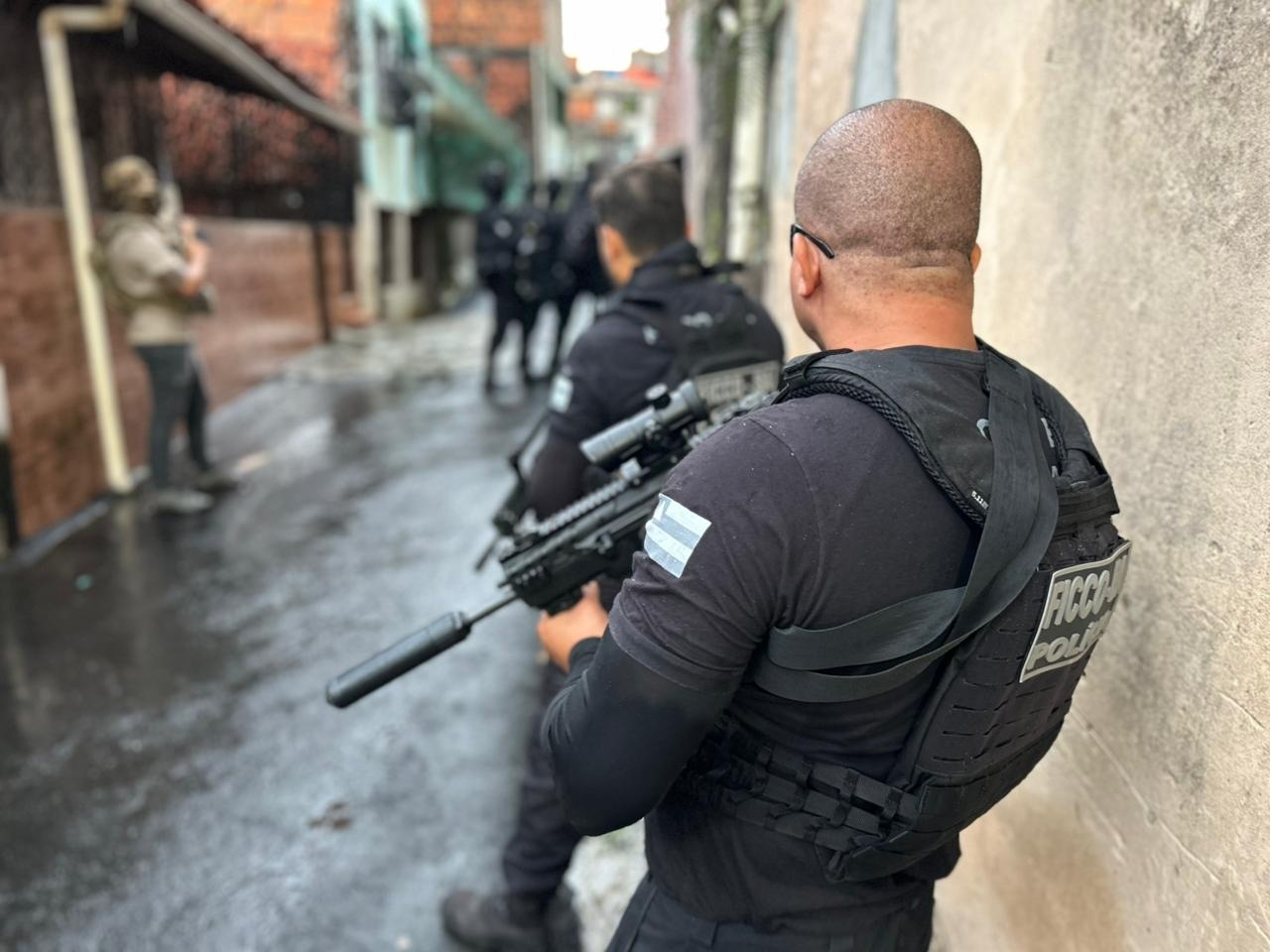 Polícia apreende arsenal e drogas e suspeito do 'Baralho do Crime' morre em confronto na Mata de São João 