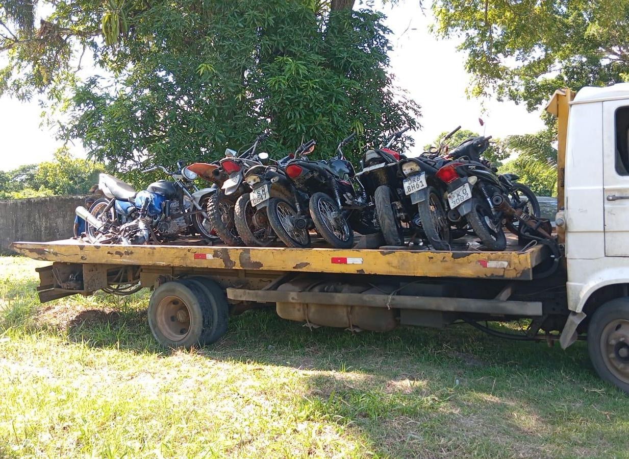 Polícia Civil desarticula oficina clandestina e apreende 11 motocicletas em Santo Amaro
