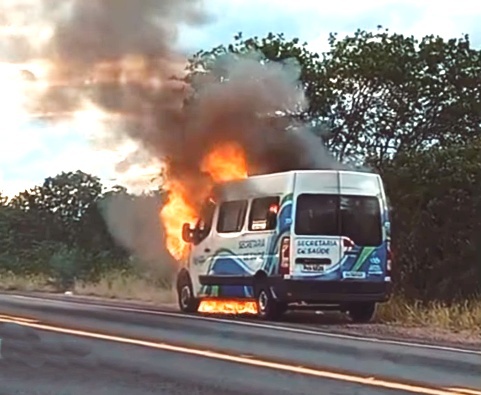 Van de prefeitura de Capim Grosso pega fogo na BR-324; ninguém ficou ferido