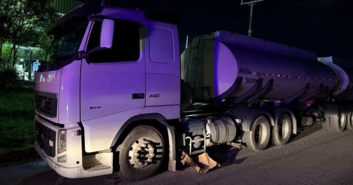 PM recupera carreta e carga de 45 mil litros de combustível roubados em Candeias