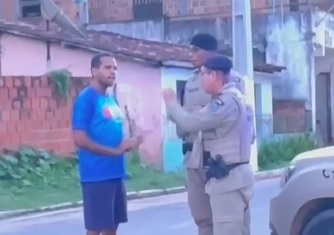 Ex-prefeito de Castro Alves se desentende com PMs em bate-boca sobre "grau de moto"