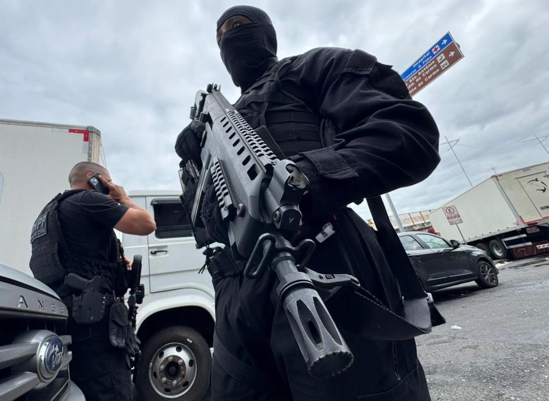 Suspeito de roubo de motocicleta é preso em flagrante em posse de drogas em Feira de Santana